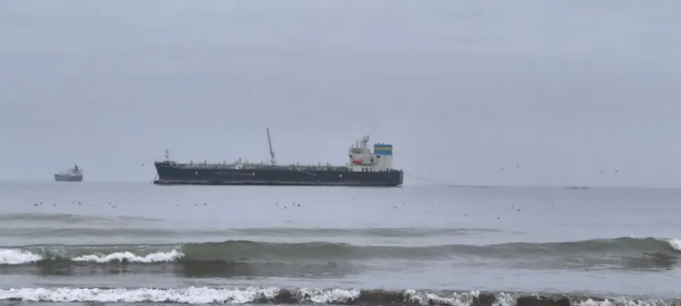 El buque tanque Pacific Moonstone en las costas de Arica, Chile. Foto: ABI