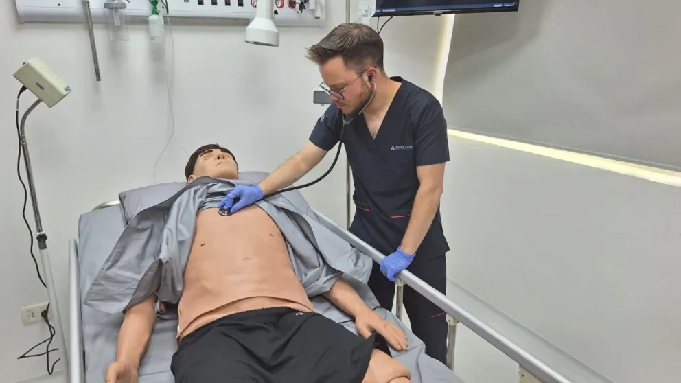 El doctor Stephan Hochhauser Lema ausculta a Apolo, demostrando sus funciones. FOTO: Jorge Manuel Soruco Ruiz / Visión 360