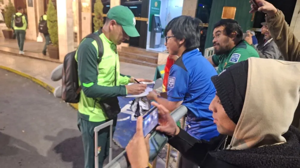 El arquero Carlos Lampe atiende la solicitud de un pequeño aficionado por una firma. Foto: Jorge Asturizaga. 