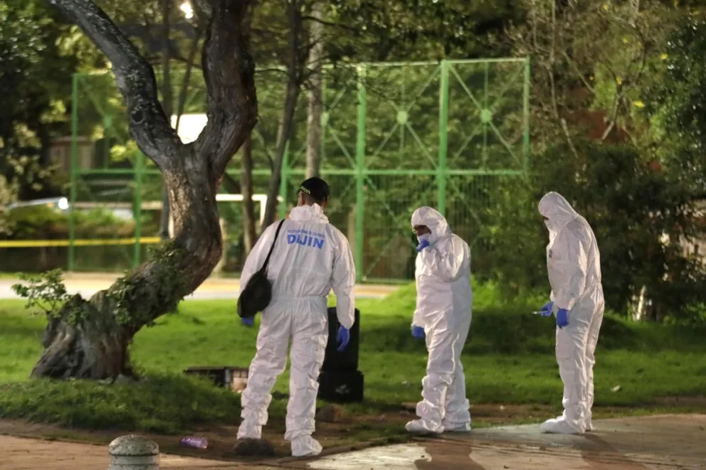 Integrantes de la Dirección de Investigación Criminal e Interpol (DIJIN) llegan a la zona donde se presentó el atentado contra el senador Miguel Uribe. Foto: EFE