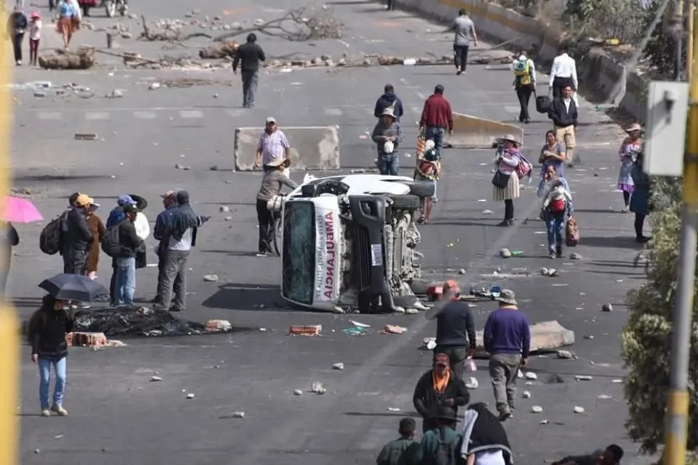 La ambulancia se encontraba así en medio de los bloqueos Foto: APG