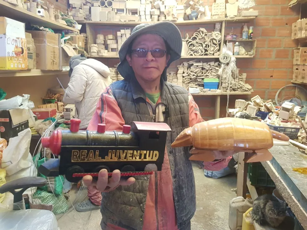El artesano David Ibañez en su taller de matracas. Foto: Cortesía.