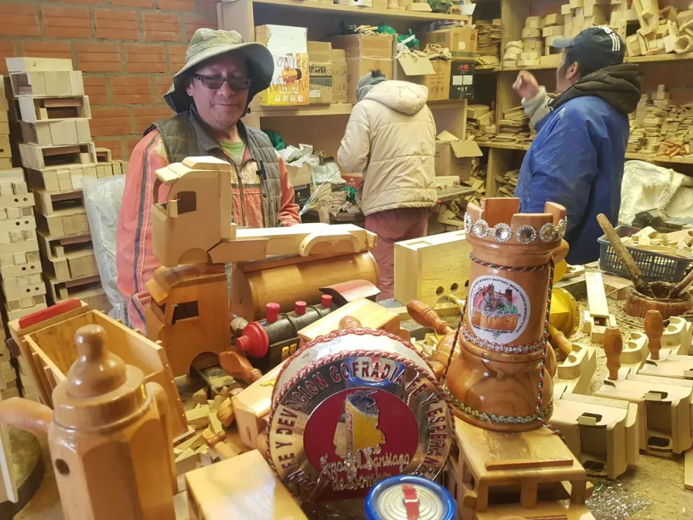 Matracas con alma: David Ibañez, el artesano que da vida a la fe con madera y tradición