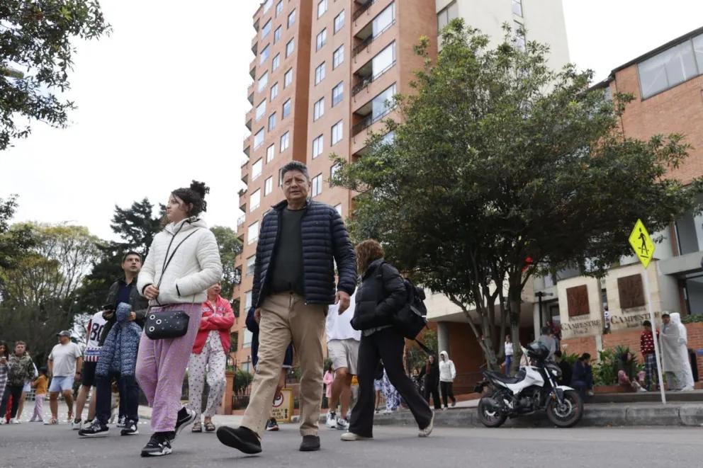 Personas salen de sus apartamentos tras un sismo de magnitud 6,5 este domingo, en Bogotá (Colombia). Foto: EFE
