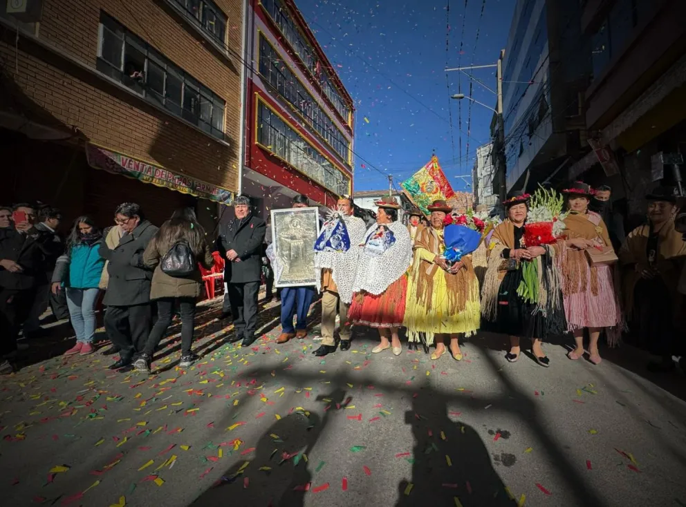 Los prestes y autoridades dan inicio a la Promesa al Señor Jesús del Gran Poder. Foto: Alcaldía de La Paz.