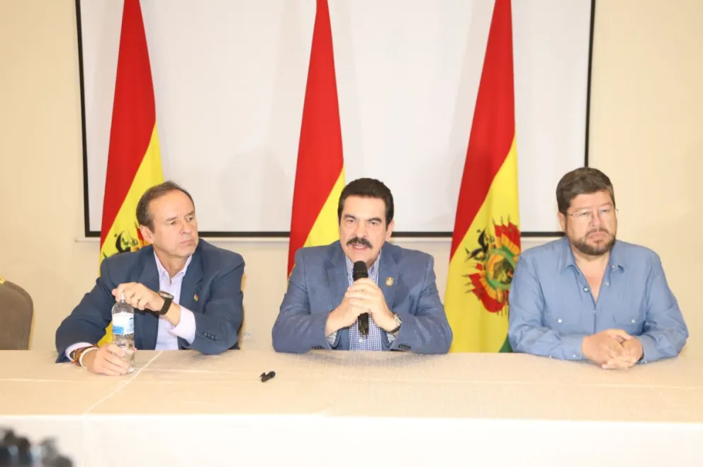 Los tres candidatos luego de la reunión de este domingo Foto: APG