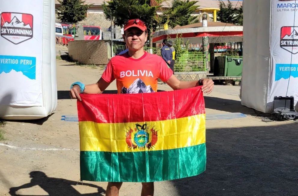 Quemaya con la tricolor nacional tras ganar el bronce. Foto: Skyrunning Bolivia.