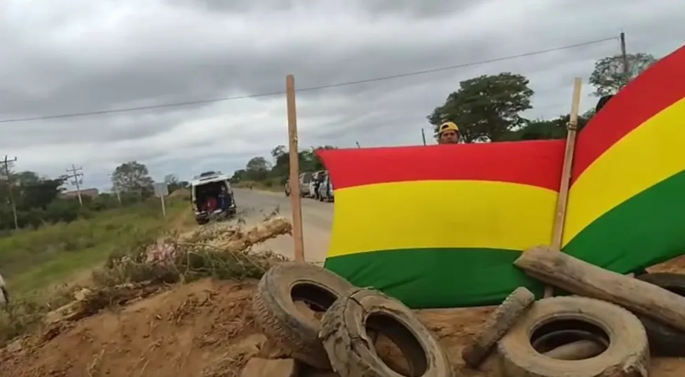 El bloqueo en la carretera que une Santa Cruz con Beni y la Chiquitania. Foto: captura video.  