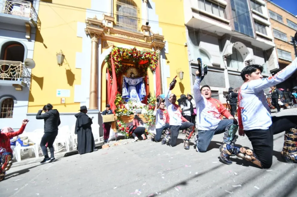 Los bailarines en su paso por la Iglesia del Gran Poder Foto: APG