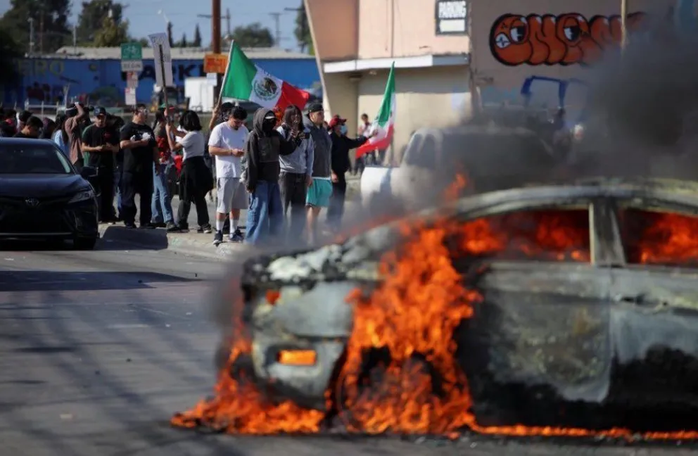 Un automóvil incendiado durante las protestas en Los Ángeles. Foto: @elorwelliano