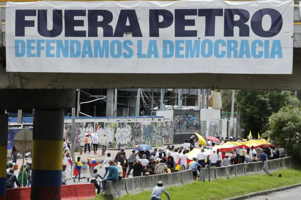 Decenas de personas marchan por la paz y en apoyo al senador. Foto: EFE