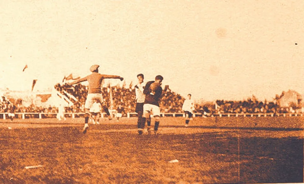Jesús Bermúdez, arquero de Bolivia, rechaza un ataque chileno. Foto: Los Sports, Chile.