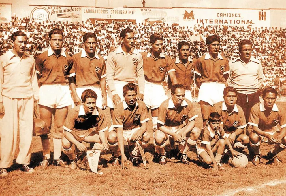 La formación de Bolivia en la Eliminatoria de 1957, en el viejo estadio Hernando Siles. Foto: Estadio