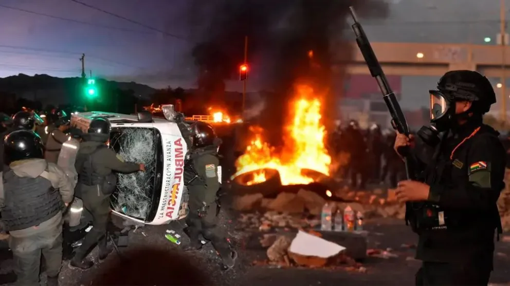 La destrucción de una ambulancia durante los bloqueos "evistas". Foto: Opinión