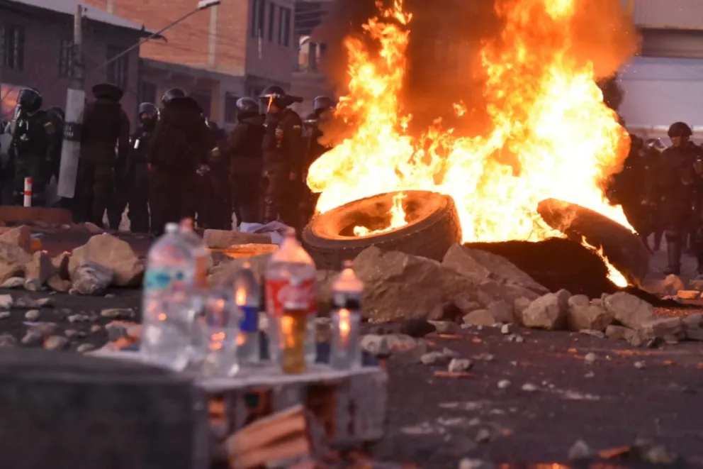 Disturbios y objetos incendiados en uno de los puntos de los bloqueos de los seguidores de Evo Morales. Foto: APG