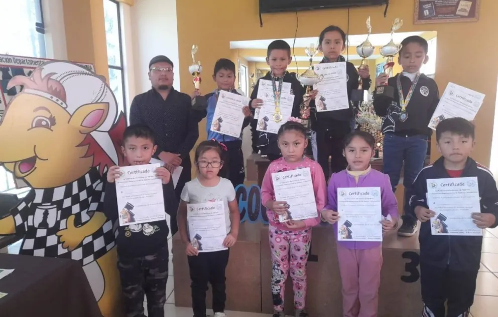 Los premiados del torneo valluno. Foto: Federación Boliviana de Ajedrez.