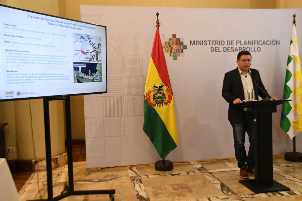 El ministro de Planificación, Sergio Cusicanqui, el 17 de abril, solicitó dos nuevos créditos enviados al Legislativo. Foto. ABI