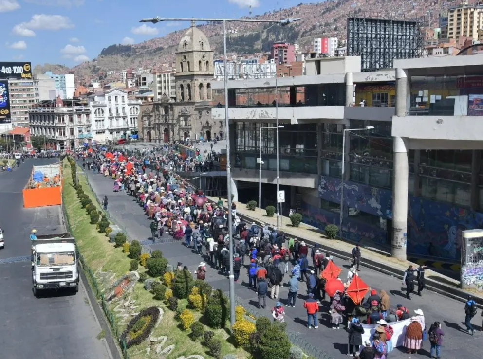 Una de las marchas que colapsó el centro paceño, este lunes. Fotos: APG