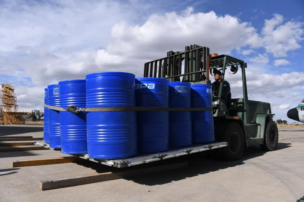 Traslado del aceite producido en la planta estatal de San Julián. Foto: Emapa