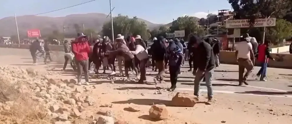 Los vecinos, molestos, comenzaron a desbloquear. Foto: Captura de video