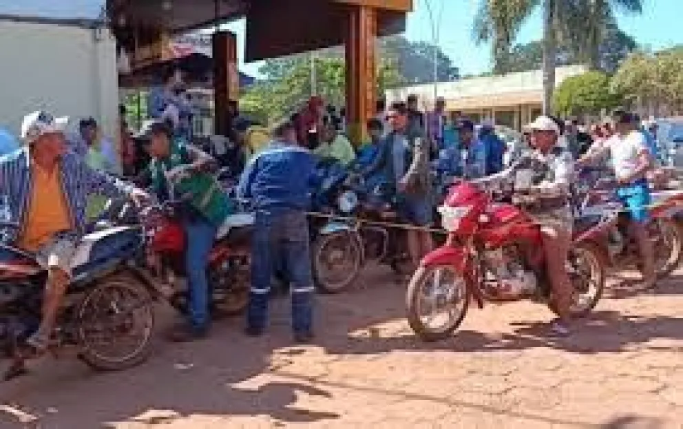 Mototaxistas esperan por gasolina. FOTO: Redes Sociales