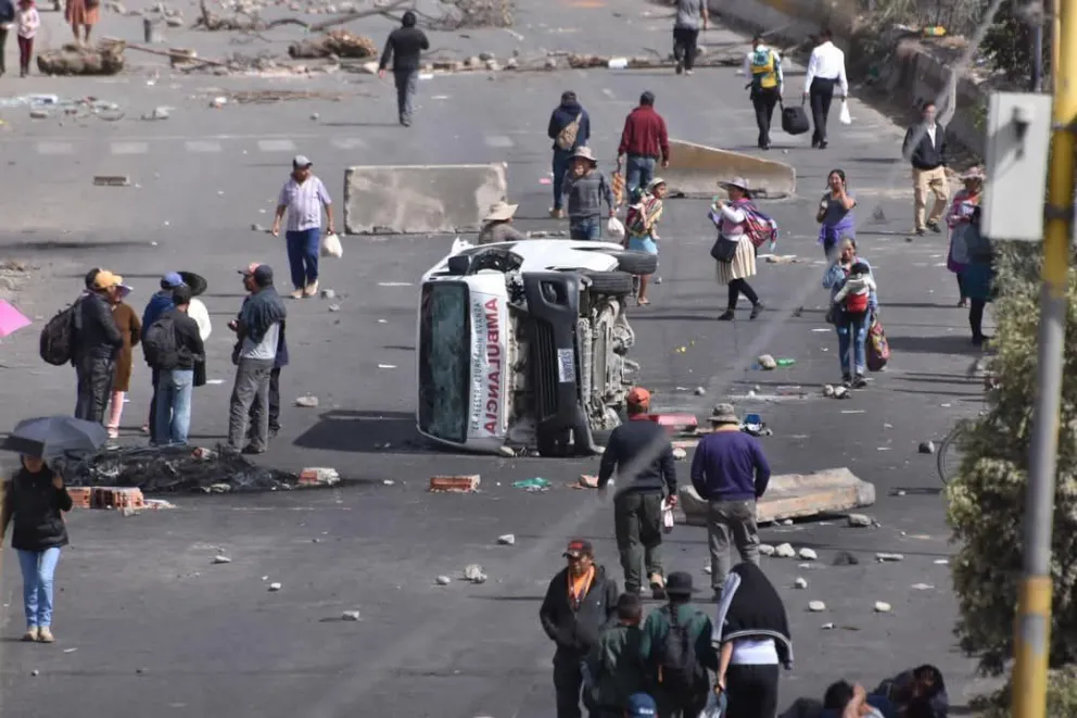 Una de las ambulancias afectadas durante las protestas evistas. Foto: APG