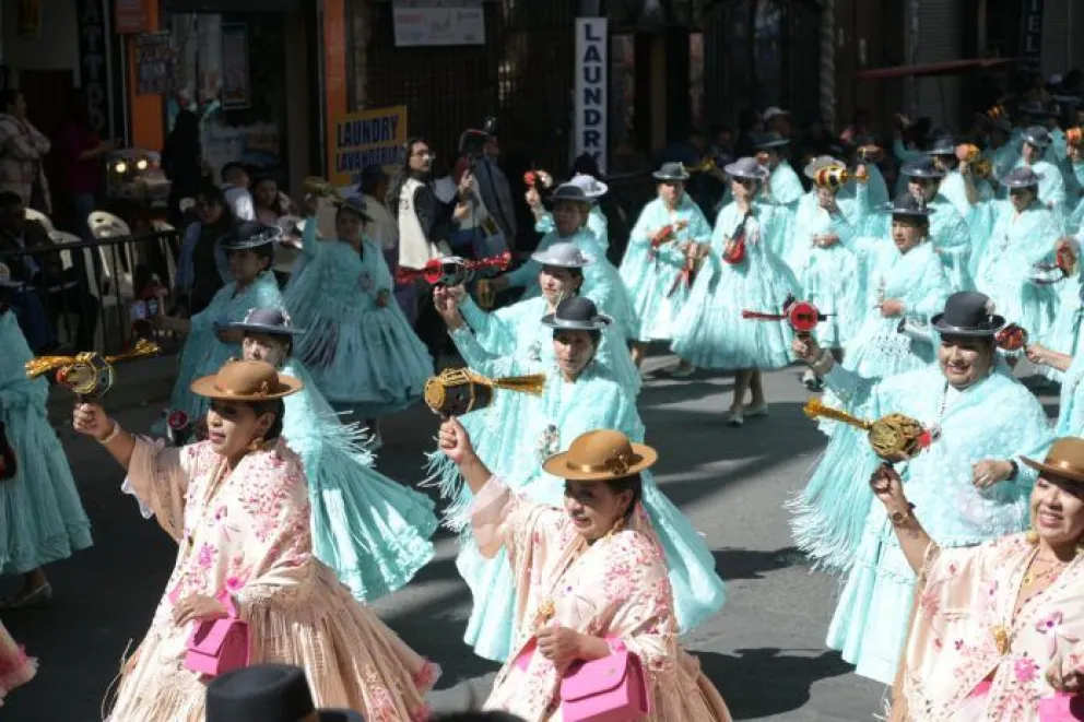 El bloque de mujeres de una morenad hace su paso en La Promesa 2025. FOTO: AMUN