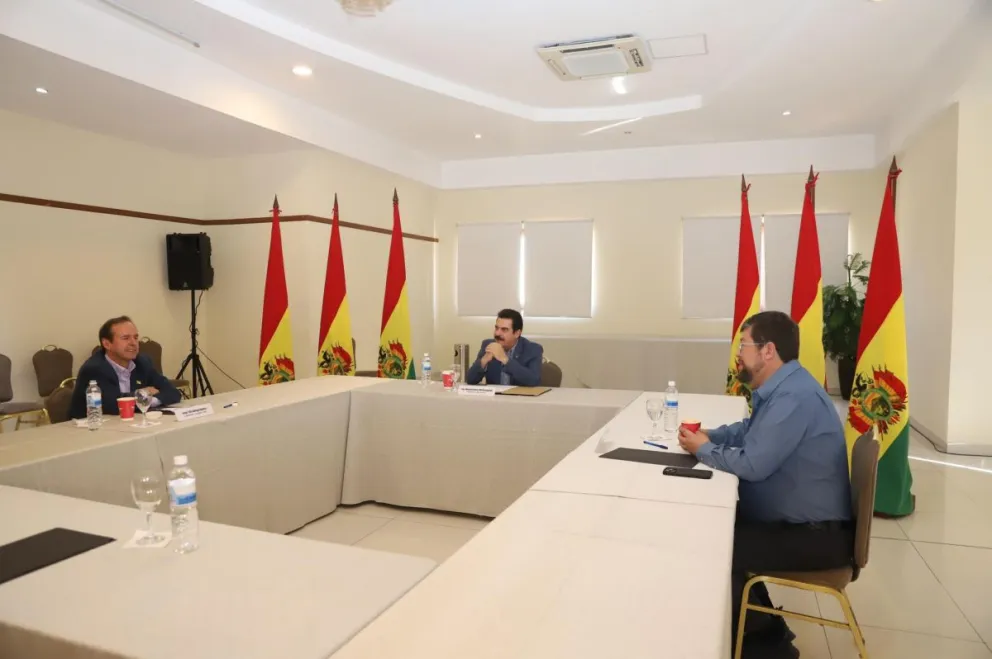 Quiroga, Reyes Villa y Doria Medina, antes de firmar el acuerdo. Foto: Manfred Reyes Villa (Facebook)