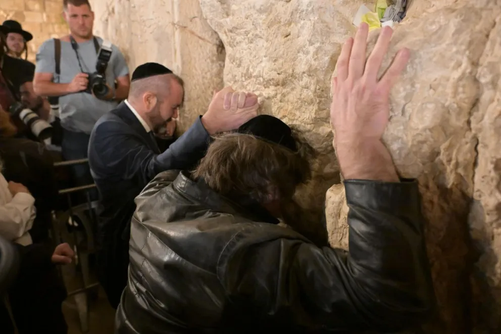 Javier Milei durante su visita al Muro de las Lamentaciones. Foto: EFE / Presidencia de Argentina