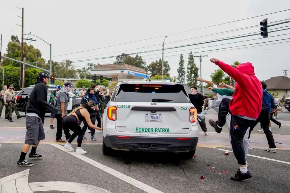 Manifestantes atacan a una patrulla en Los Ángeles durante las protestas. Foto: @RadarAustral_
