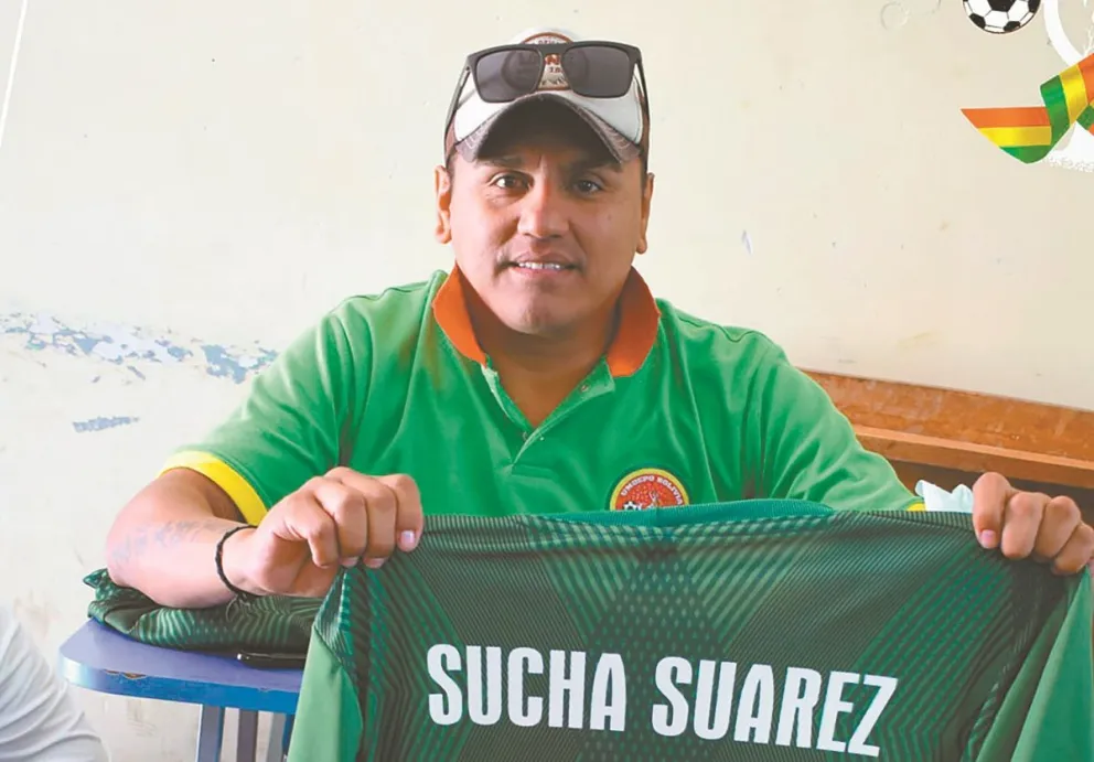 Roger Suárez con una de las camisetas que le tocó vestir en su paso por la Selección. Foto: Escuela RSS.