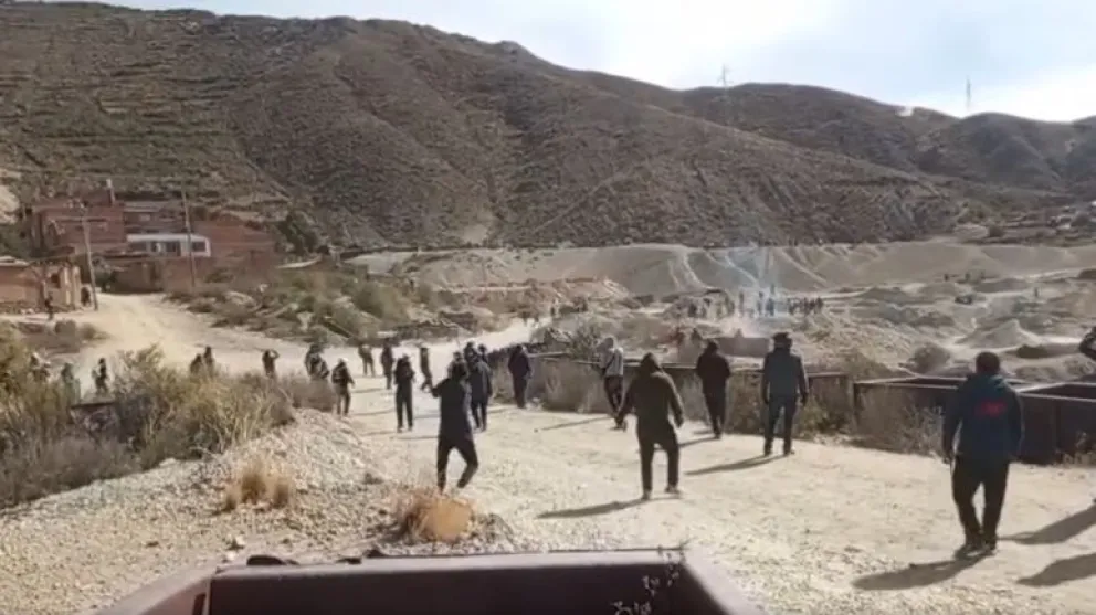 Una captura de video muestra a los agresores en Llallagua.