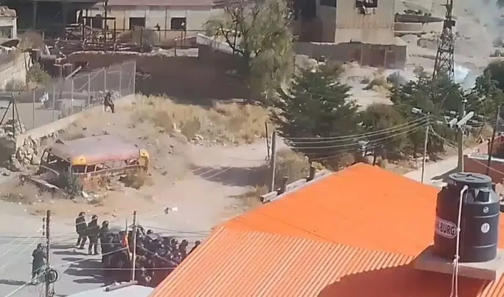 Policías en Llallagua este martes donde se produjeron violentos enfrentamientos y saqueos. Foto: Captura de video