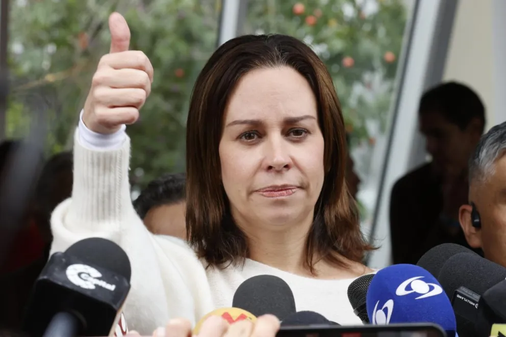 La esposa del senador y precandidato presidencial colombiano Miguel Uribe Turbay, María Claudia Tarazona, habla con la prensa. Foto: EFE