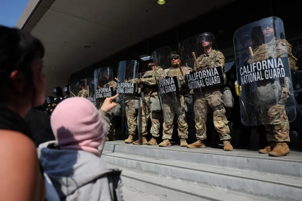 Manifestantes en frente de la Guardia Nacional que protege un edificio federal en Los Ángeles. Foto: EFE