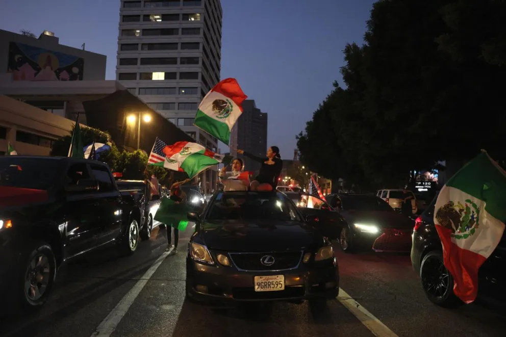 Manifestantes ondean banderas mexicanas durante las protestas provocadas por las redadas de inmigración en Los Ángeles, California. Foto: EFE