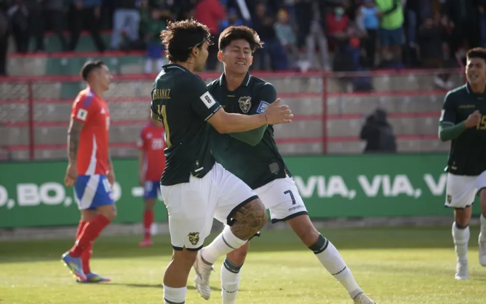 Terceros (der.), autor del primer gol contra Chile, es felicitado por Carmelo Algarañaz. Foto: APG. 