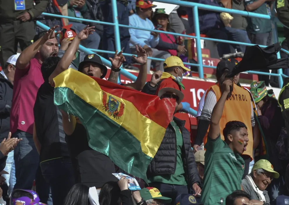 Hinchas nacionales en el estadio Municipal de El Alto. Foto: APG.