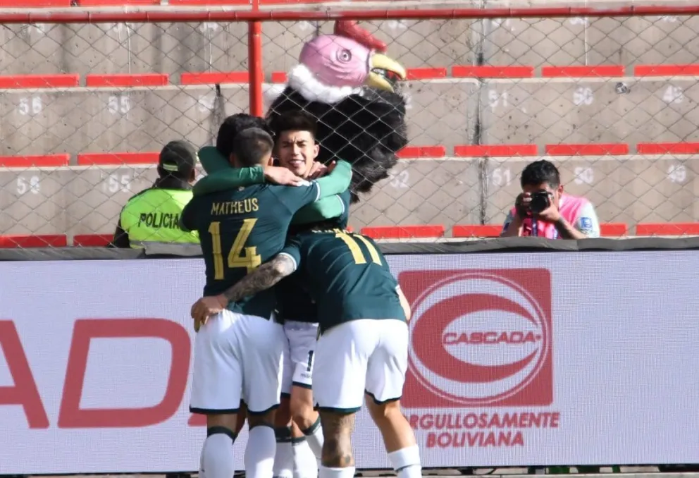 Jugadores de la Verde celebran el gol de Terceros. Foto: Agencia Marka Registrada.