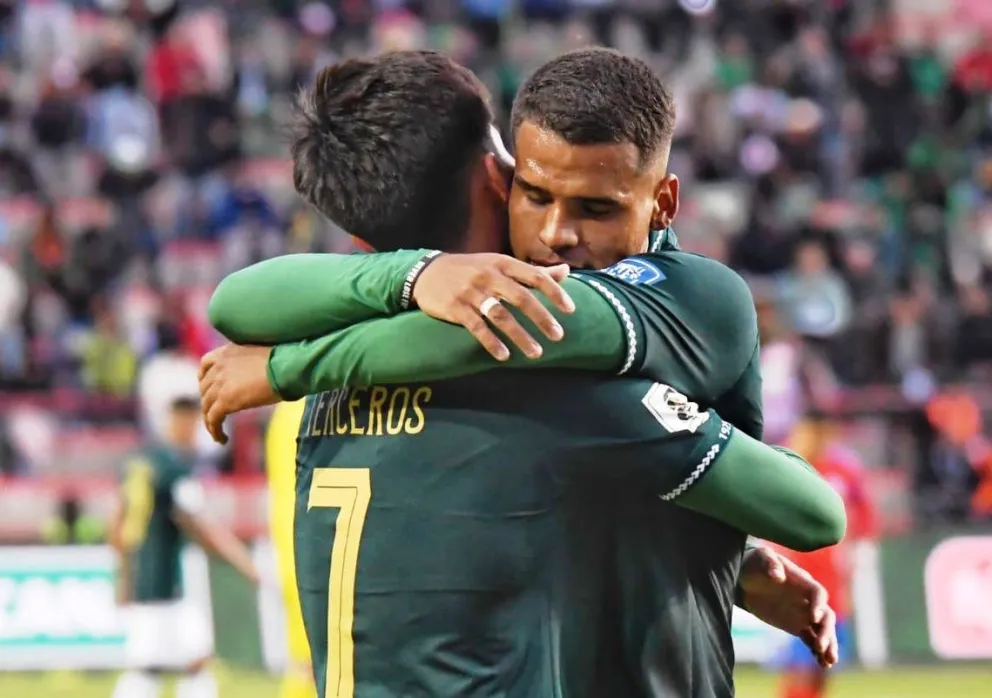El abrazo entre Terceros y Monteiro luego del segundo tanto nacional. Foto: Marka Registrada