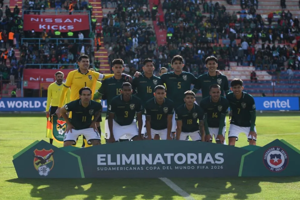 La formación inicial de Bolivia para el juego frente a Chile en Villa Ingenio. Foto: Agencia Marka Registrada. 
