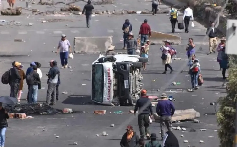 Bloqueadores "evistas" destruyeron una ambulancia en Cochabamba. Foto: APG (archivo)