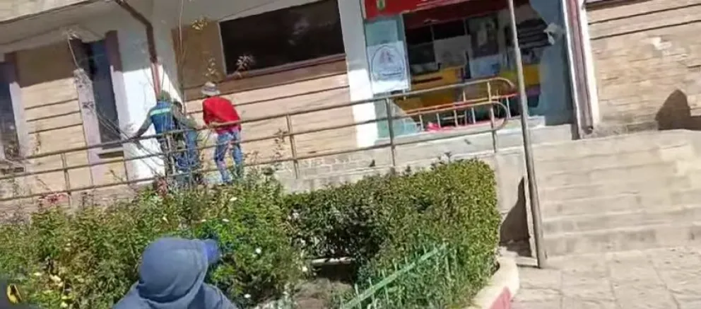 La subalcaldía Siglo XX dañada. FOTO: Captura de video de Radio Pío XII