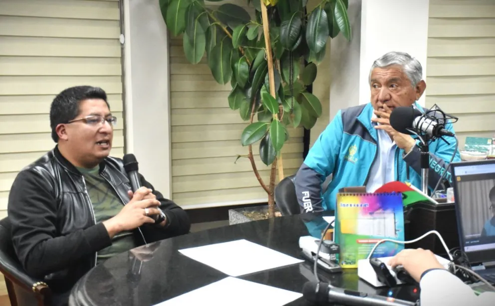 El alcalde entrevistó, en su programa de Tik Tok, al especialista en lo paranormal Jonns Uribe.  Foto: AMUN