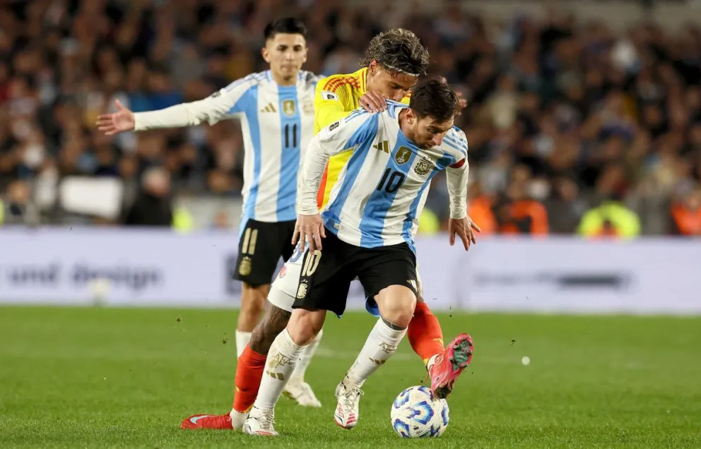 Lionel Messi, jugador de Argentina, intenta escaparse a la marca de Richard Ríos de Colombia. Foto: Conmebol