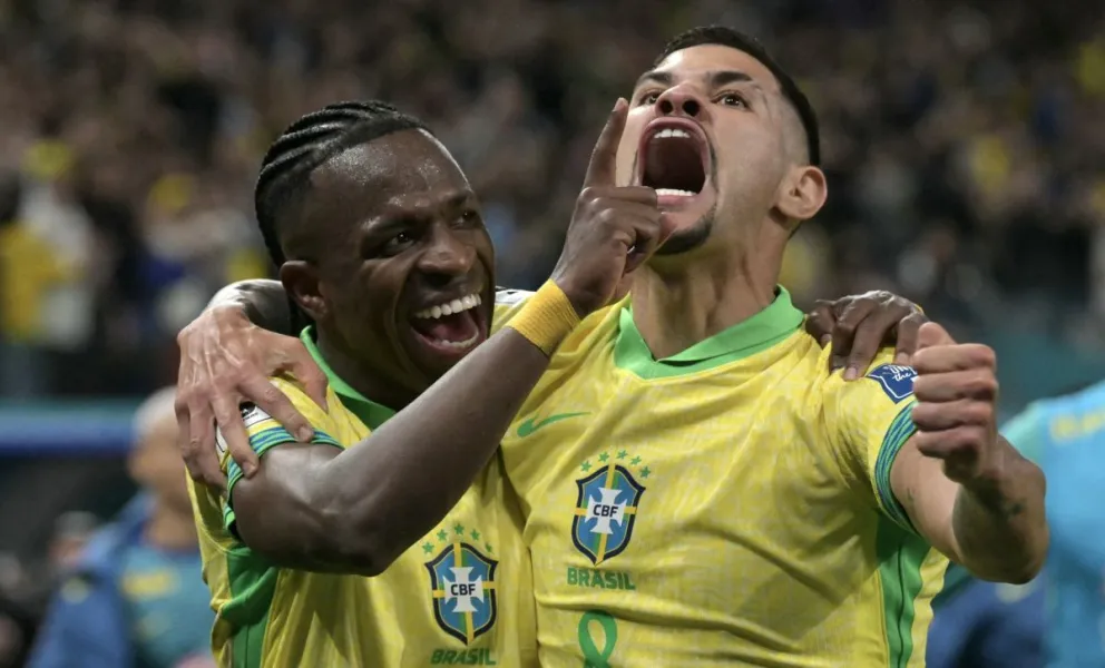 Vinicius Junior (izq.) y Guimaraes festejan el único gol brasileño. Foto: Conmebol. 