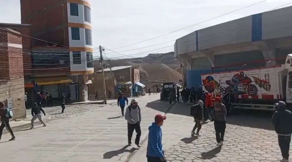 Pobladores de LLalagua corren ayer, de los ataques "evistas". Foto: Captura de video