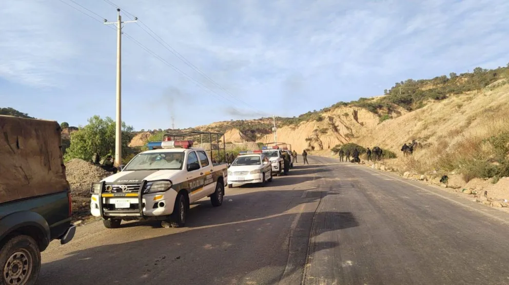 Vehículos policiales este miércoles cerca de Parotani. Foto: RKC