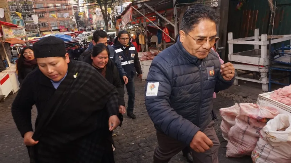 El viceministro Silva fue increpado esta mañana en un mercado paceño. Fotos: APG