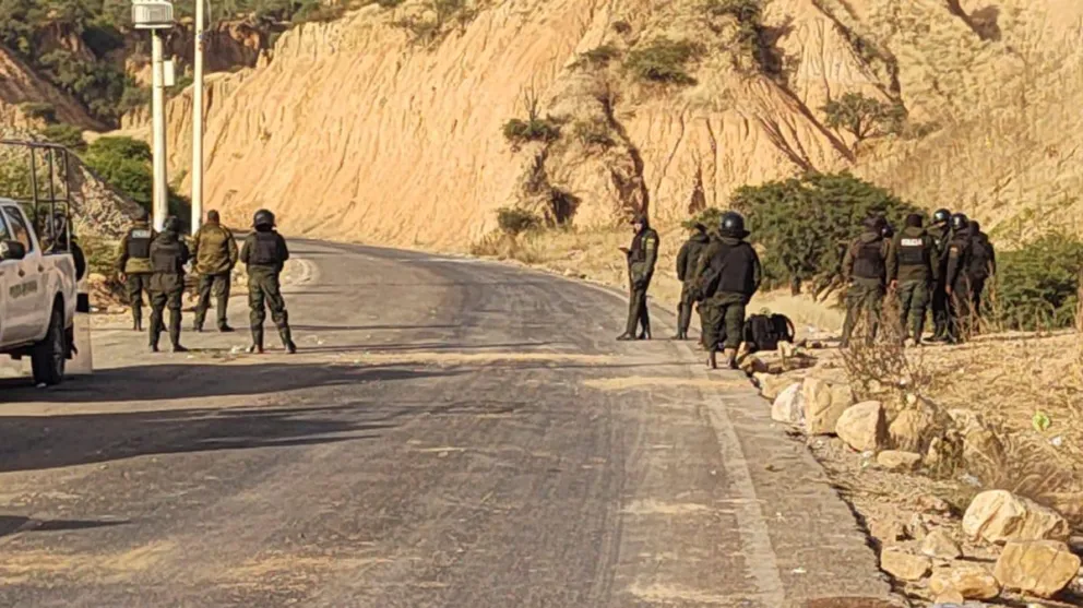 Policías este miércoles antes del operativo en la localidad de Parotani. Foto: RKC